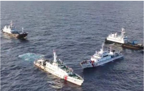 Guarda costeira da China atinge barco filipino com canhões de água em mar sob disputa